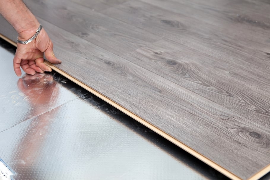 10228466-parquet-flottant-comment-le-poser